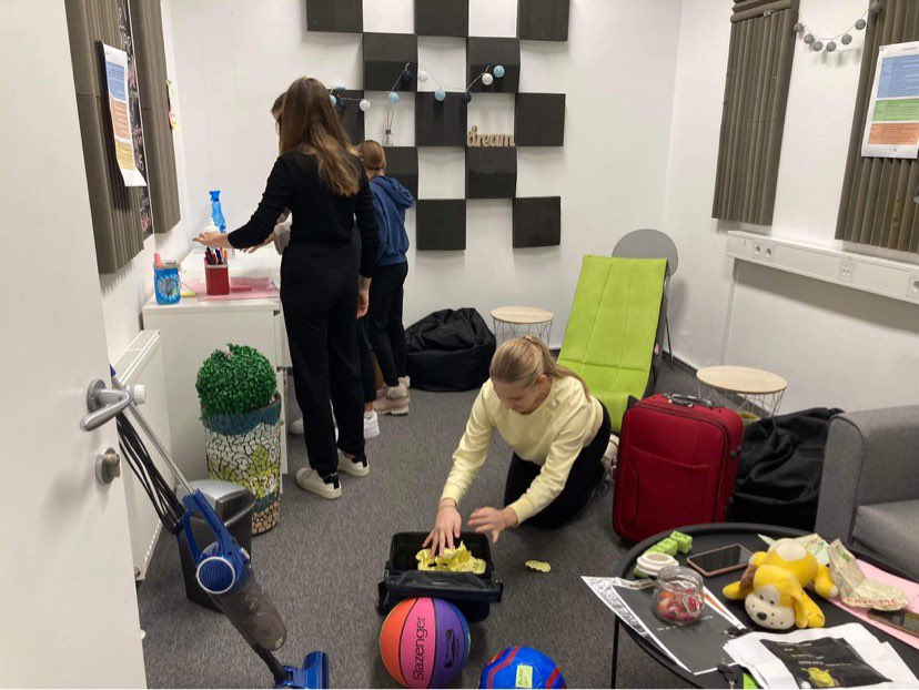 Escape room v MC Brežice, mladi med reševanjem ugank.