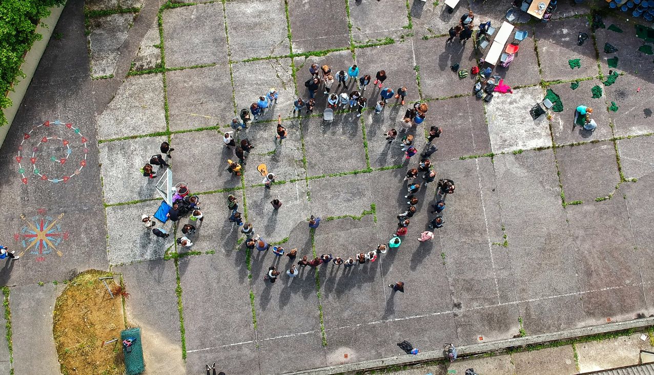 počimo mehurčke - ljudje stojijo v krogu, posnetek iz zraka