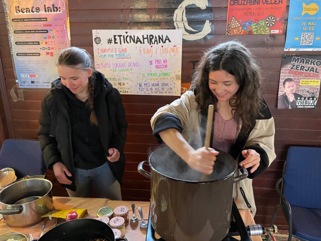 maj v Mladinskem centru Dravinjske doline
