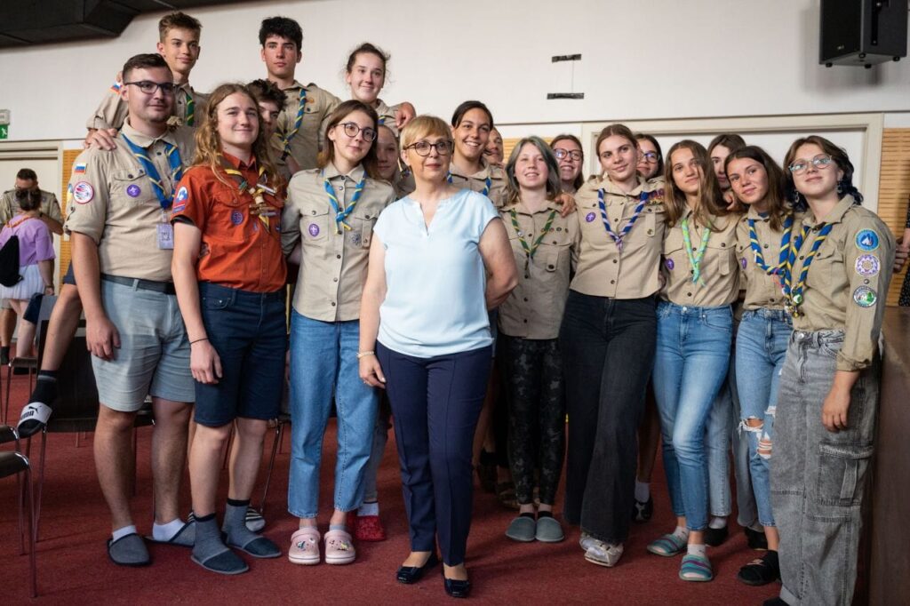 V soboto, 24. junija 2023, je na Gimnaziji Vič potekalo zadnje srečanje slovenske taborniške odprave na 25. Svetovni skavtski jamboree, ki bo prihodnji mesec potekal v Južni Koreji.