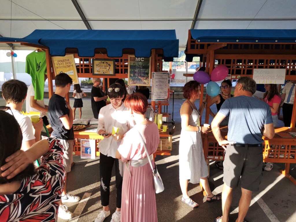 Dogajanje na mladinski tržnici v sklopu dogodka Evropa v Šmartnem ob Paki junija 2022