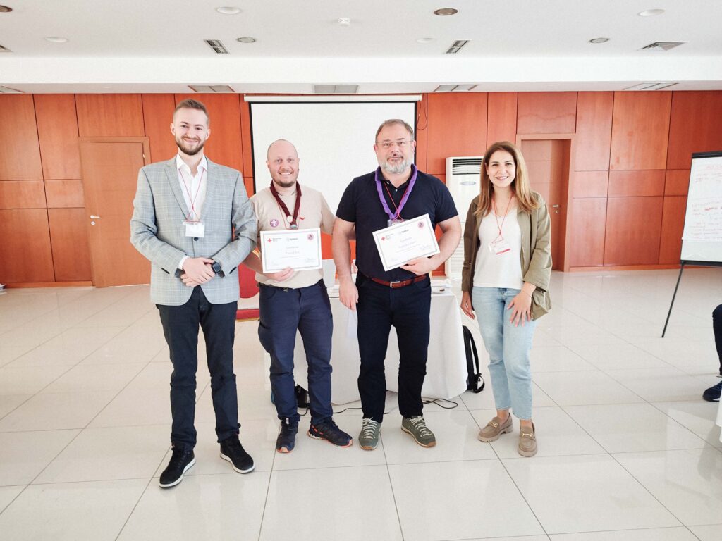 Rok Pandel in Gašper Rupnik – Gušter, s prejetima certifikatoma, Irfan Agić, predstavnik DPPI SEE ter Aya Yagan, uradna trenerka SPHERE