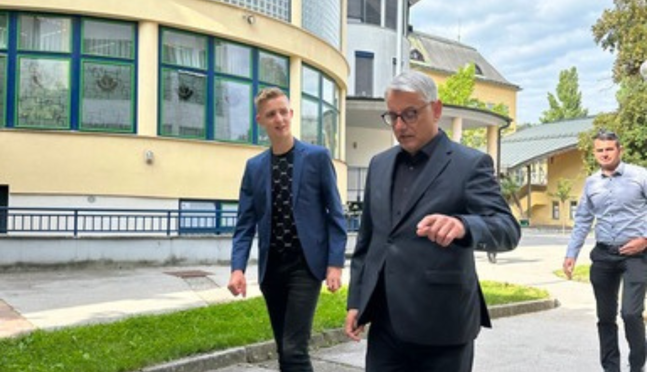 Gospodarski minister Matjaž Han na obisku na EŠ Celje, kjer ga je sprejel predsednik dijaške skupnosti Celje, Nik Slemenšek