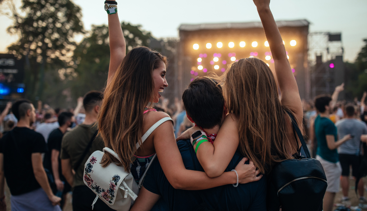 mladi na poletnem festivalu