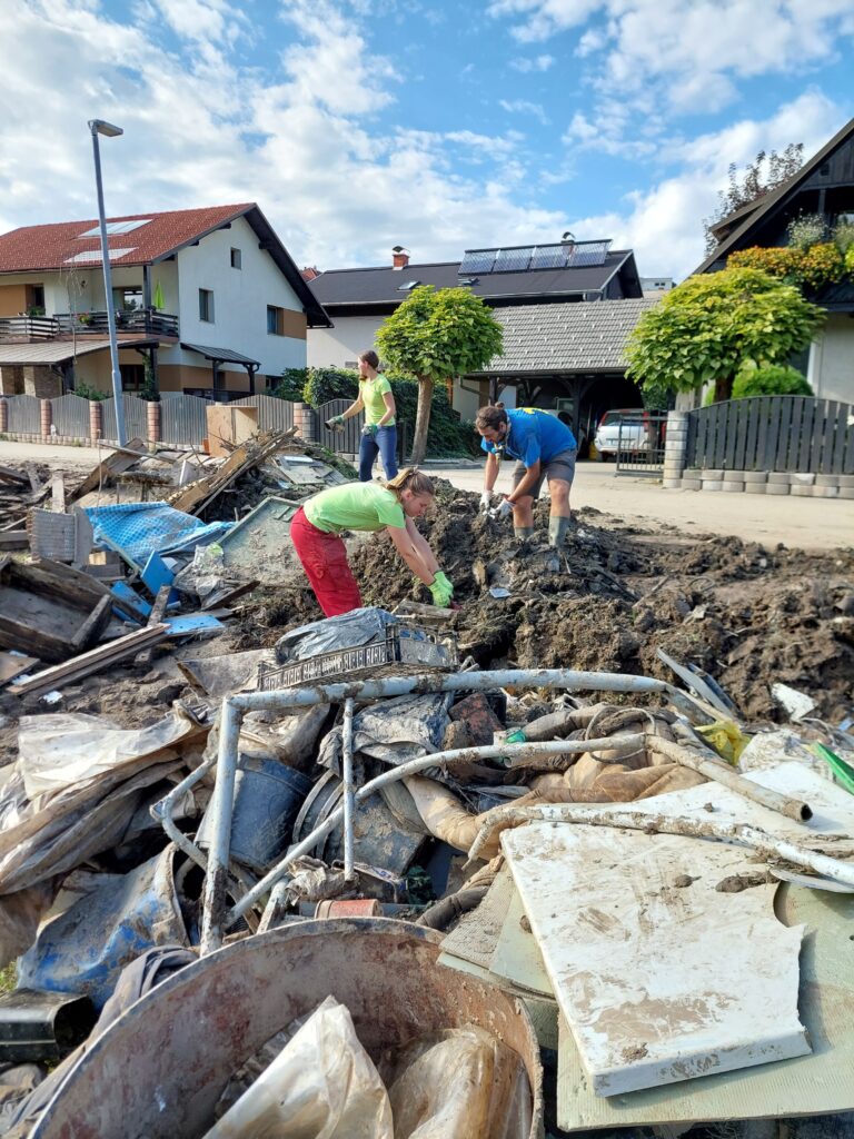 Skavti že od prvega dne pomagajo odpravljati škodo nastalo ob poplavah