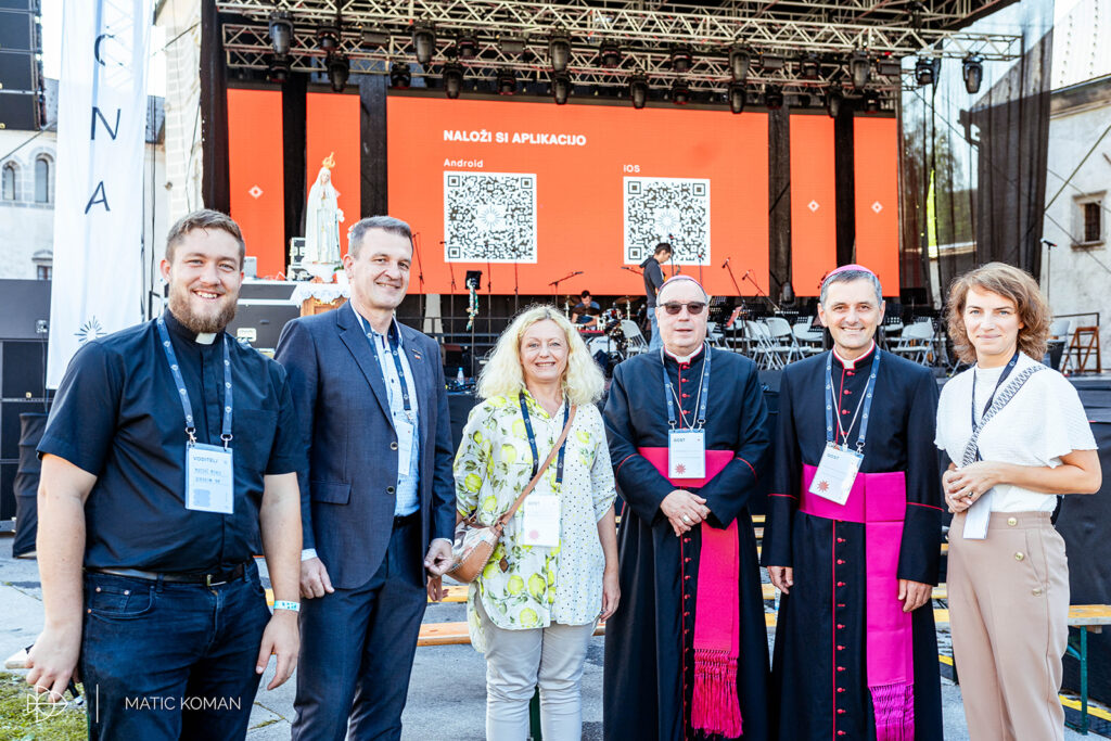 Matevž Mehle, Tomaž Smole, mag. Tina Kosi, nadškof msgr. mag. Alojzij Cvikl, škof msgr. dr. Andrej Saje ter Maja Lampret