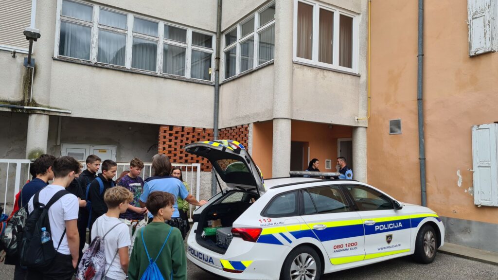 učenci na obisku na policiji