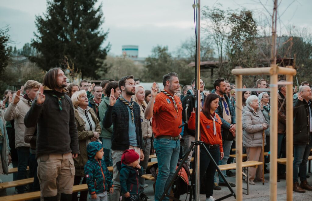 Skavti in gostje pojejo himno ob otvoritvi Skavtske hiše