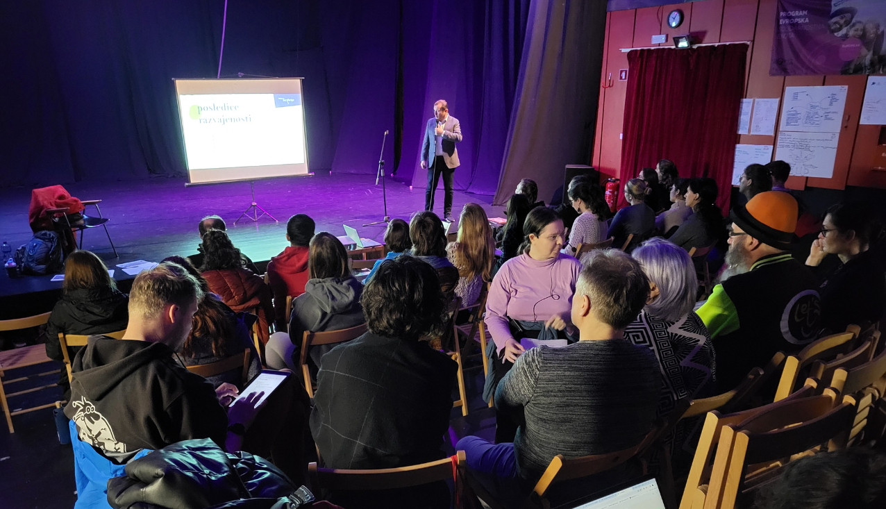 Fotografij s konference Cirkuška umetnost pri vzgoji otrok in mladih.