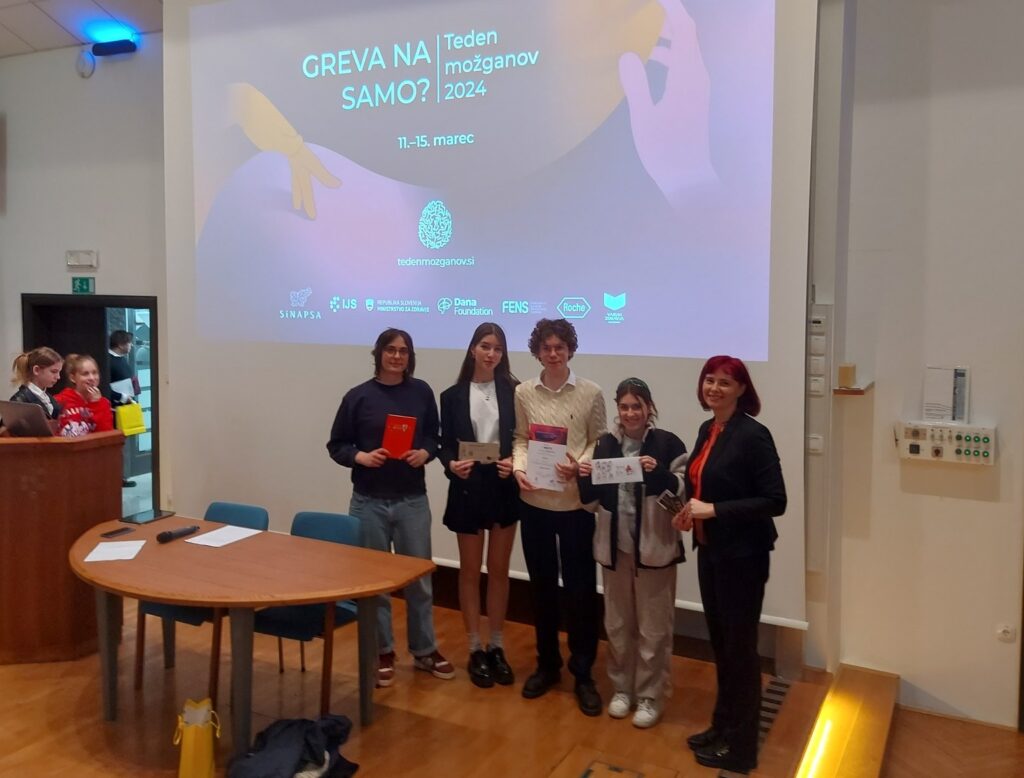 Nik z igralsko in mentorsko ekipo po uradni razglasitvi rezultatov natečaja.