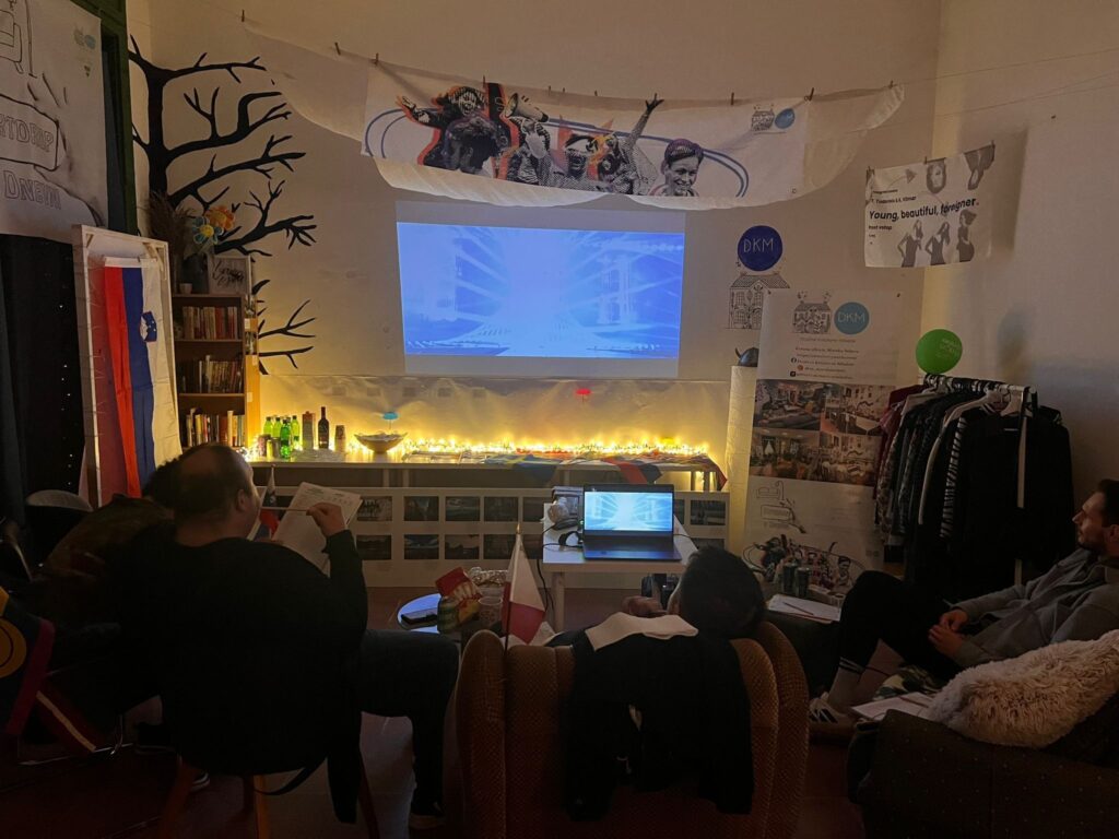 dogajanje v dnevni sobi