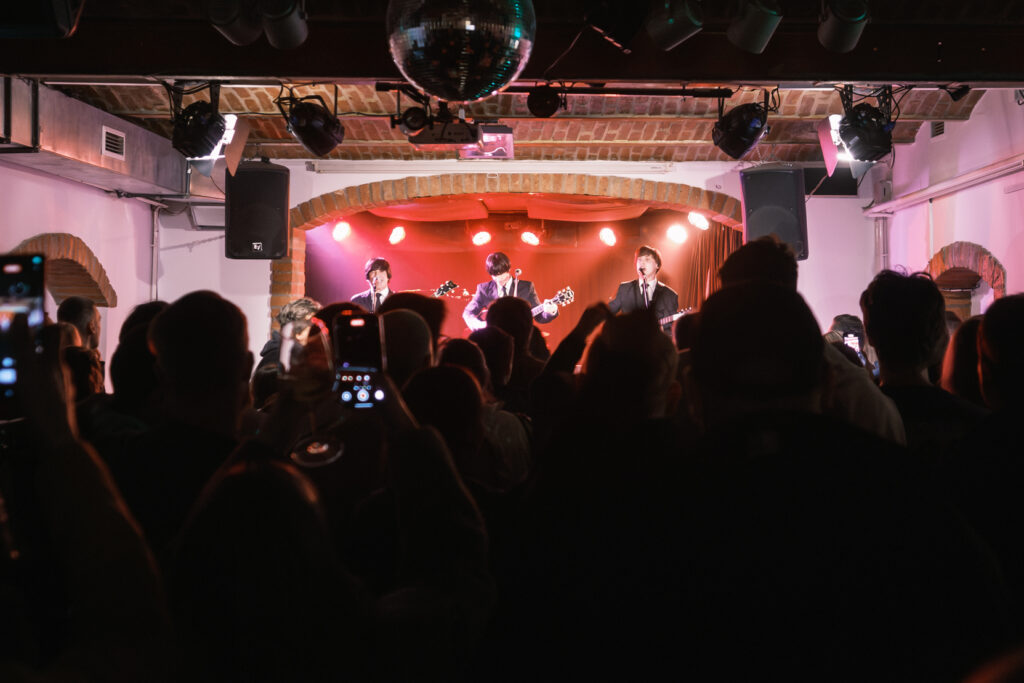 Skupina HELP! A Beatles Tribute je z avtentičnim nastopom in prepoznavnim zvokom šestdesetih napolnila MC Patriot ter navdušila občinstvo vseh generacij.