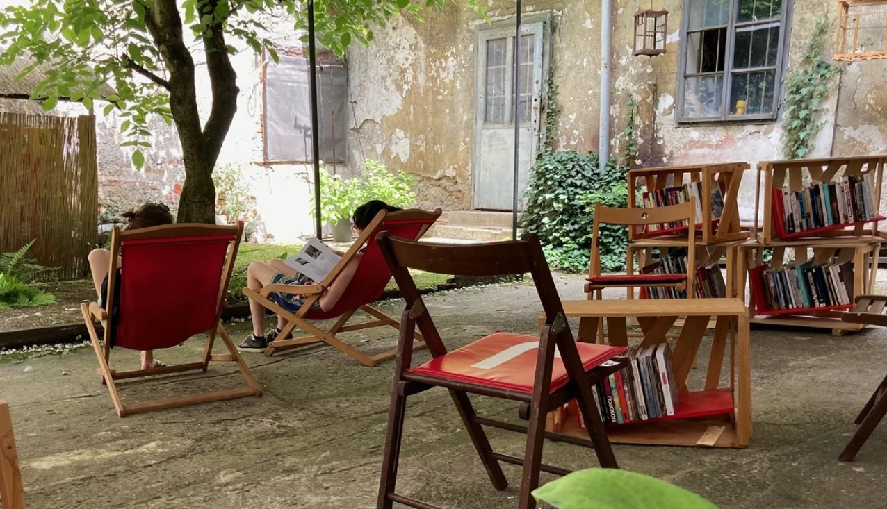 stoli in mize pod krošnjami
