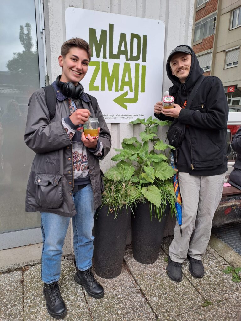 Teja Gorenc in Jasmin Avdić, soustvarjalca zvočne kompilacije Odmevanje Palače mladih. Foto: Nina R. Orlić.