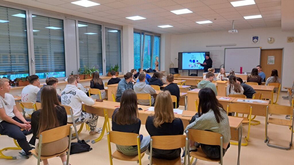 Dijaki Gimnazije Slovenske Konjice so skozi interaktivno usposabljanje spoznavali izzive prekarnega dela in raziskovali poti do varnejše, pravičnejše prihodnosti.