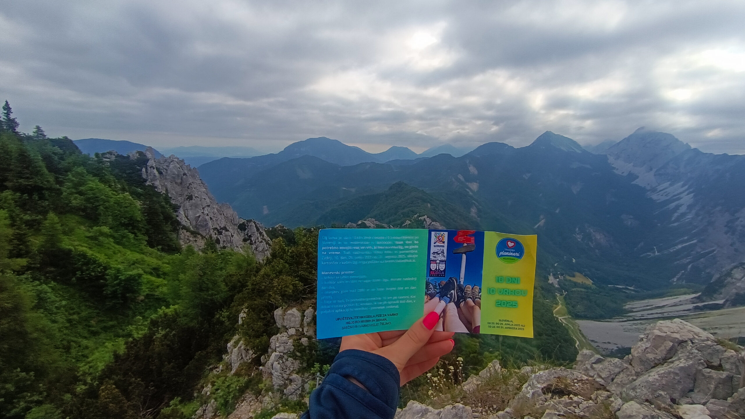 S kartončkom na vrhu hriba v junijskem izzivu.