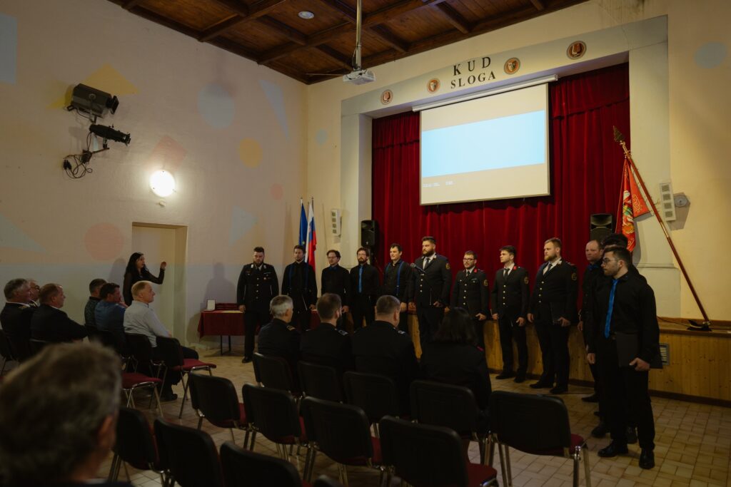 Svečano sejo je popestril moški pevski zbor Pobje