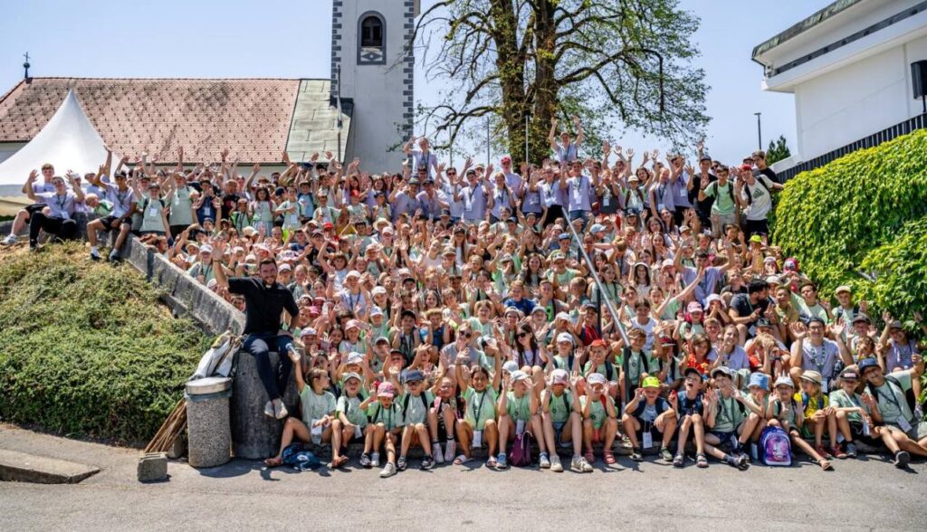 otroci in animatorji