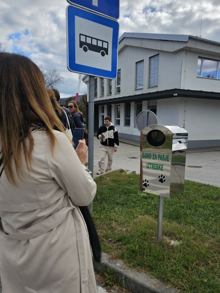 Fotografijranje koša za smeti - prvi izvedeni projekt PP v Dolu pri Ljubljani.