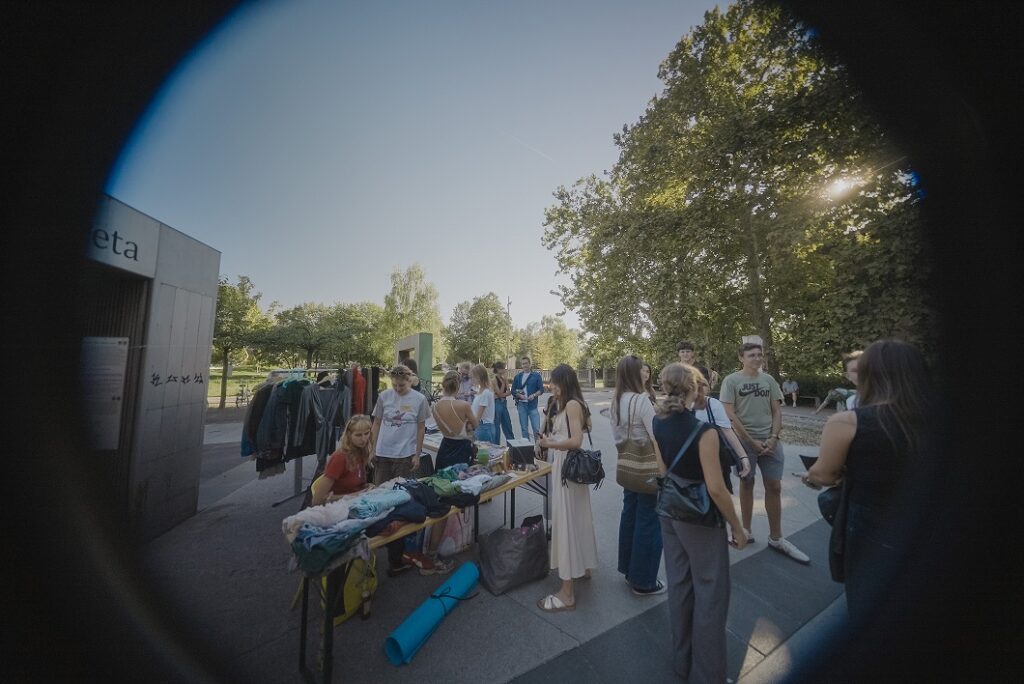 Flea market na dogodku.