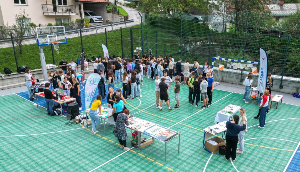 prizorišče bazarja z obiskovalci