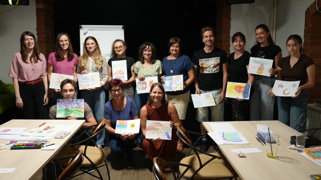 Mentorica Andreja Kranjec z udeleženci delavnice, ki je prinesla nova znanja in barvite spomine.