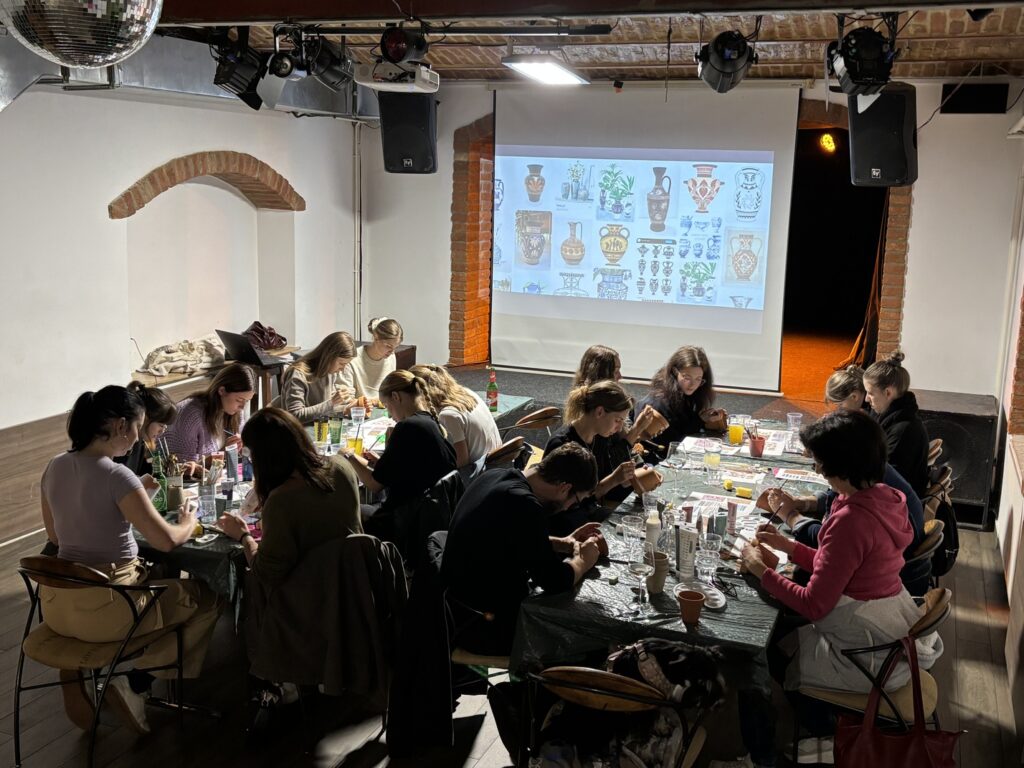 V MC Patriotu so ustvarjali unikatne keramične lonce, navdihnjene z grškimi motivi.