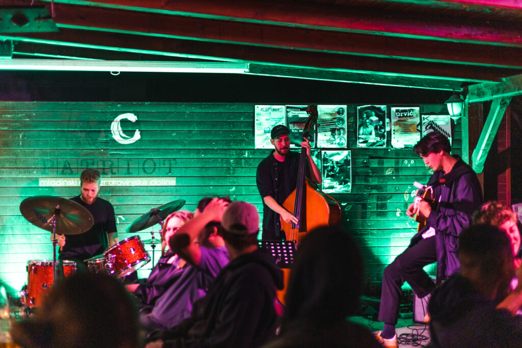 Trio Three-o je v MC Patriotu ustvaril pravo jazzovsko vzdušje.