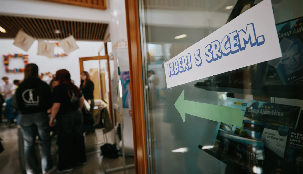 napis na steklu prizorišča