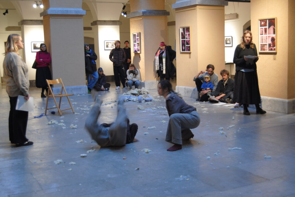 Ritual prehoda: performans umetnice Petre Korent (foto: Nika Rupnik)