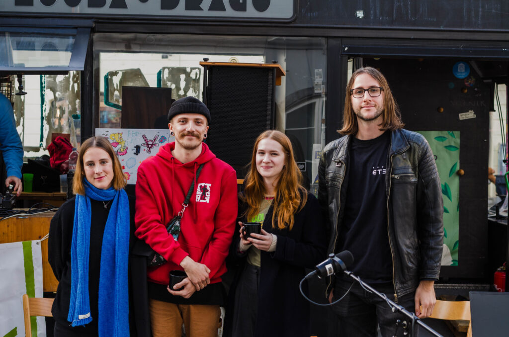 Snemanje podcasta (2.del): Petra Korent (vizualna umetnica); Jasmin Avdić (glasbenik), Kaja Savodnik (vodja gledališkega projekta), Gregor Žibert (Radio ETER)
Foto: Miha Petek