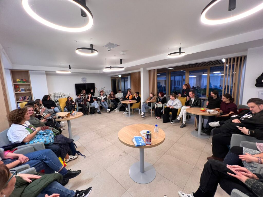 različne generacije na kupu