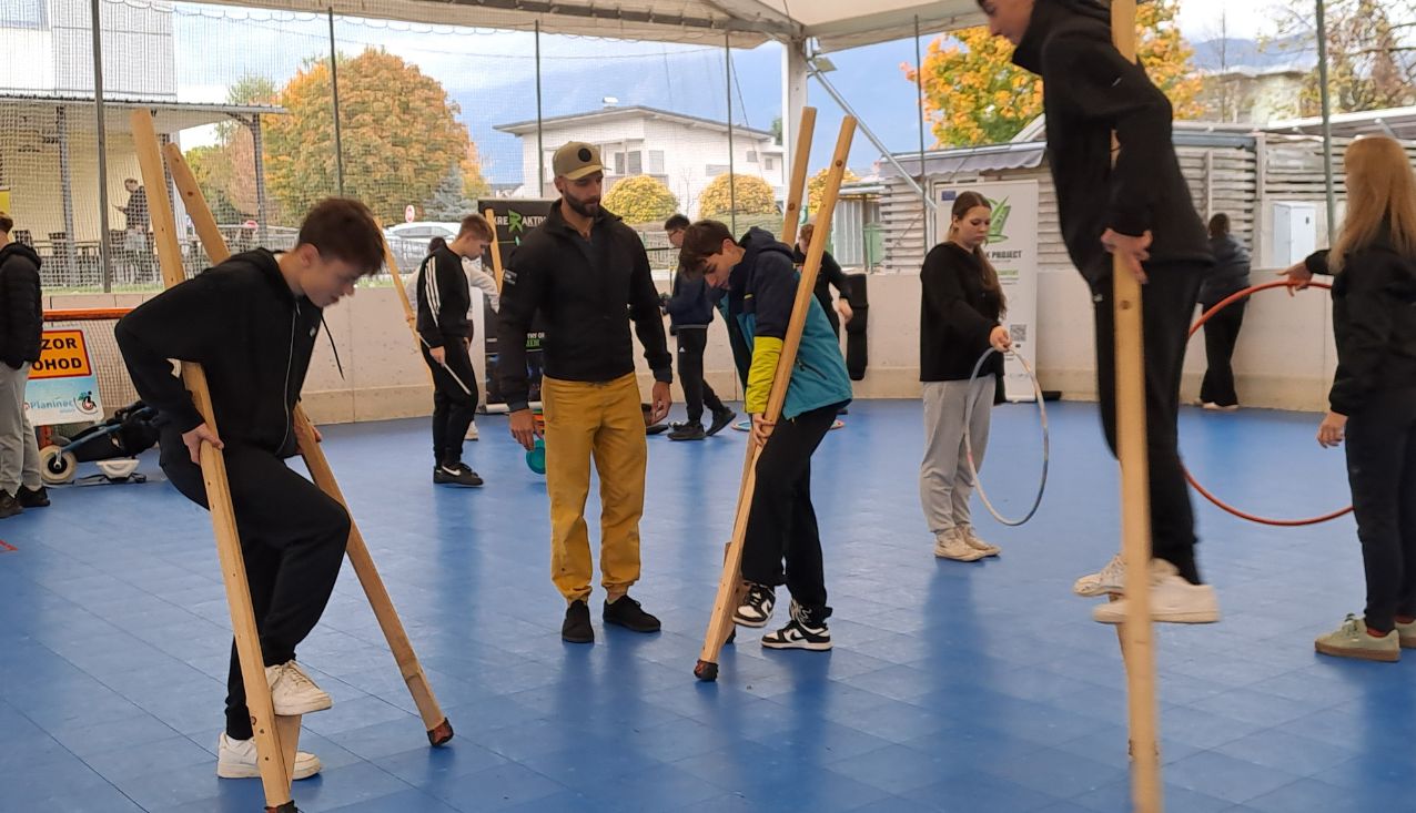 mladi med aktivnostjo