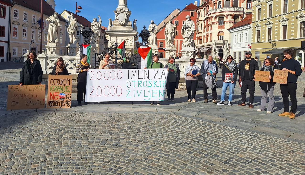 udeleženci protestne akcije s transparenti