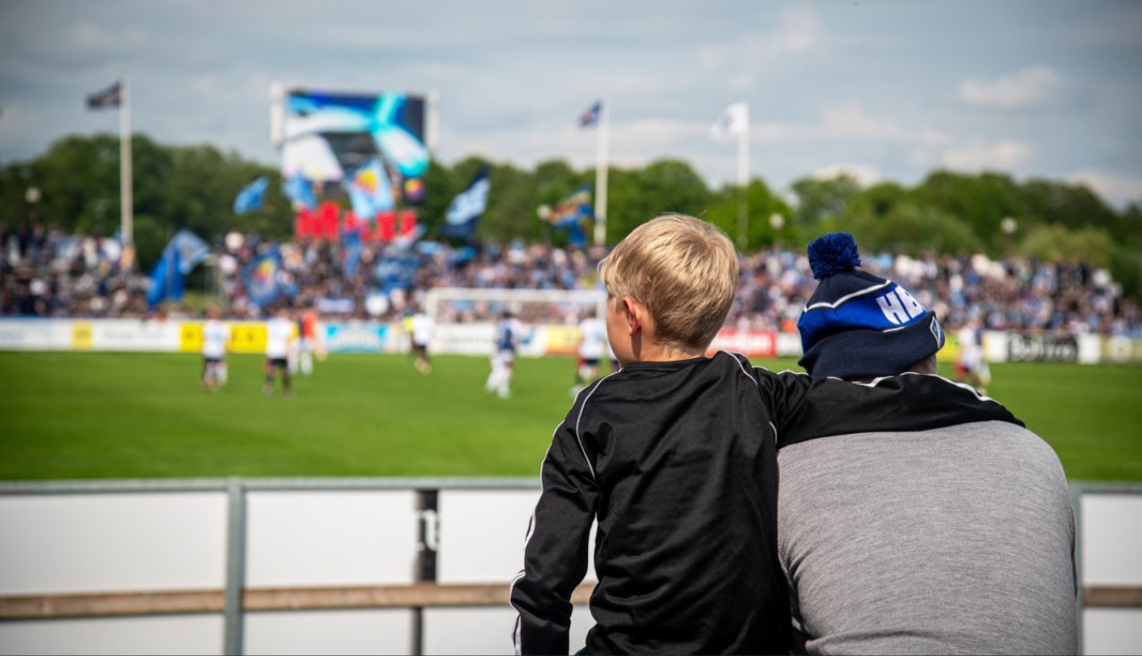 deček in moški na nogometni tekmi