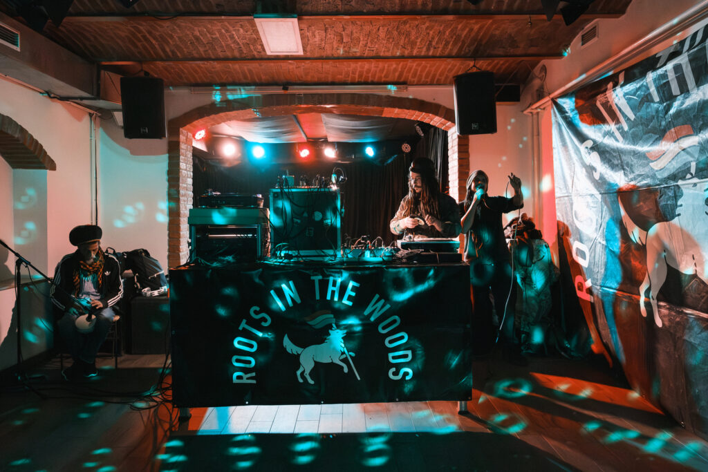 Roots večer je povezal ljudi skozi ritem.