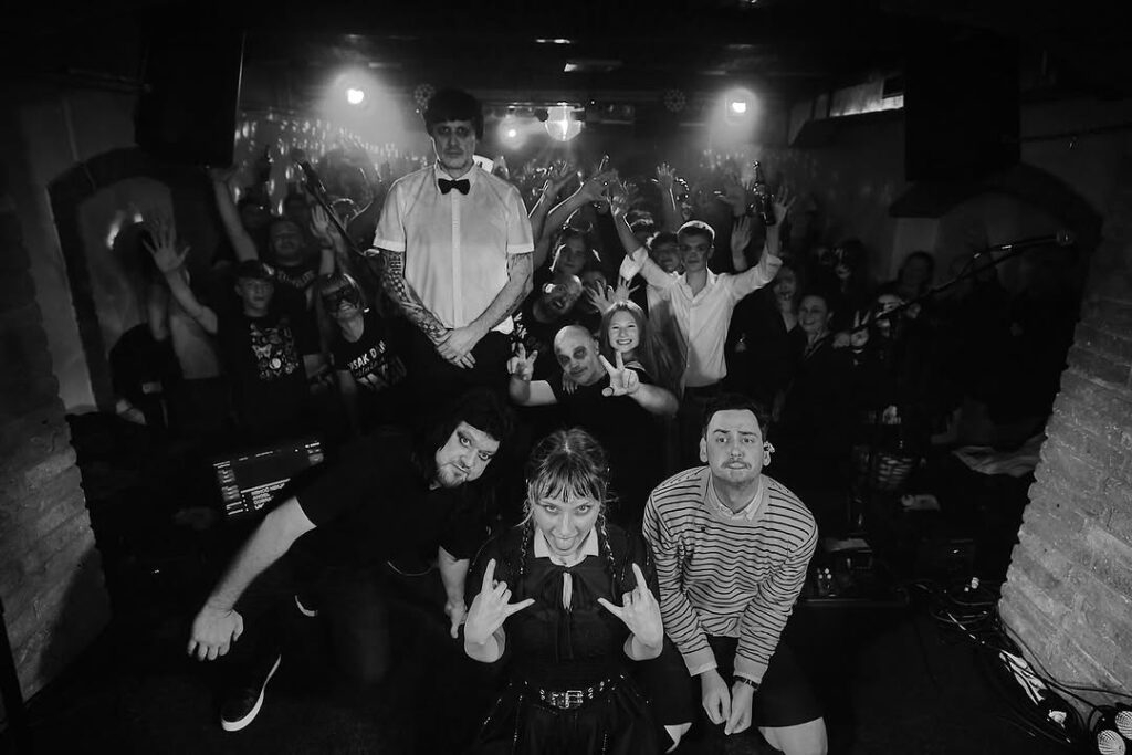 Koncert skupine Tabu je popestril praznovanje noči čarovnic v MC Patriotu.