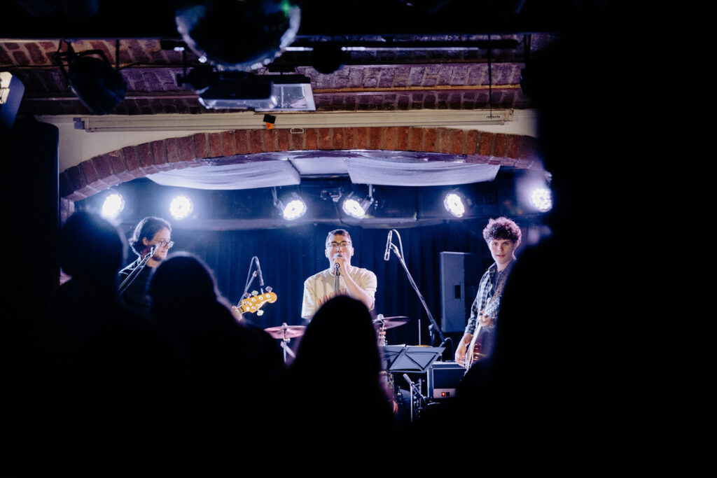 Slovenska zasedba Be Here Now je v MC Patriotu poustvarila glasbo legendarne skupine Oasis.