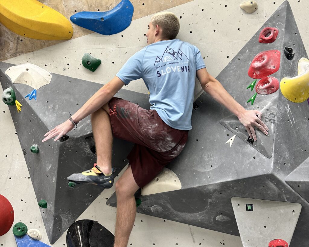 Mladi so se preizkusili v plezanju.