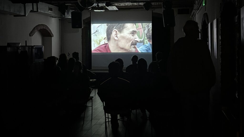 Gram srca na velikem platnu MC Patriota.