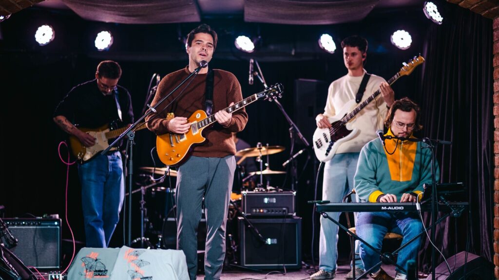 Člani skupine Babooni med nastopom, ki je sledil po snemanju podkasta.