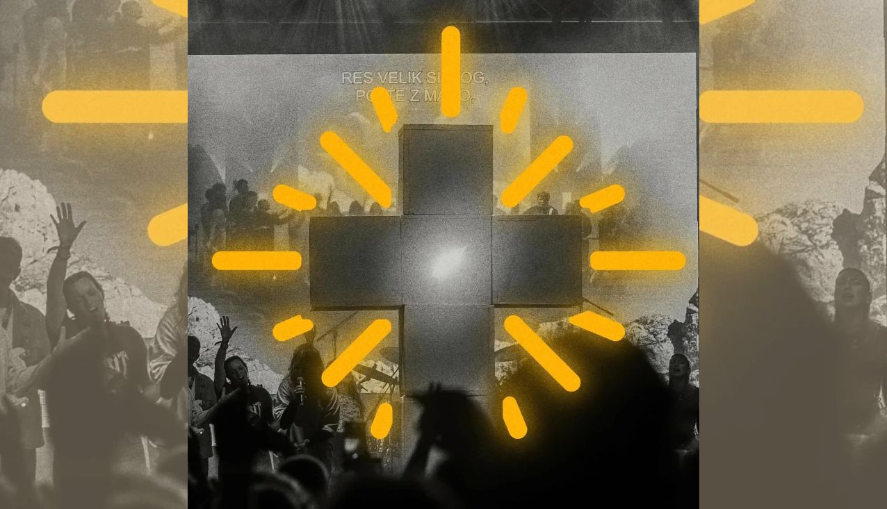 križ in nastopajoči na odru