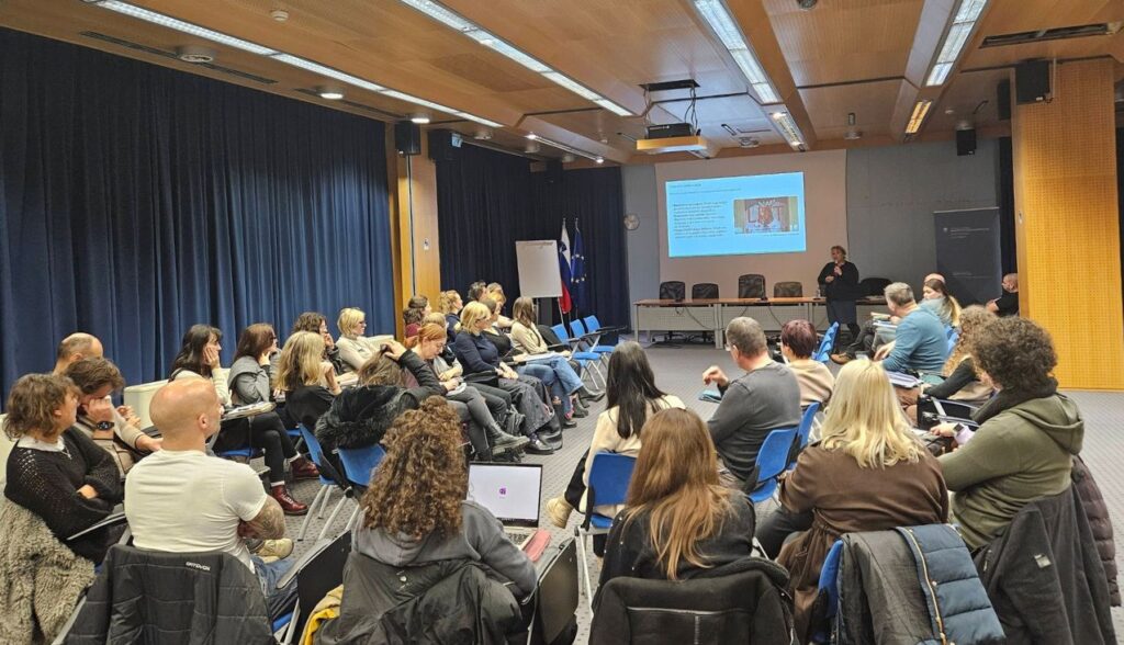 udeleženci in predavateljica