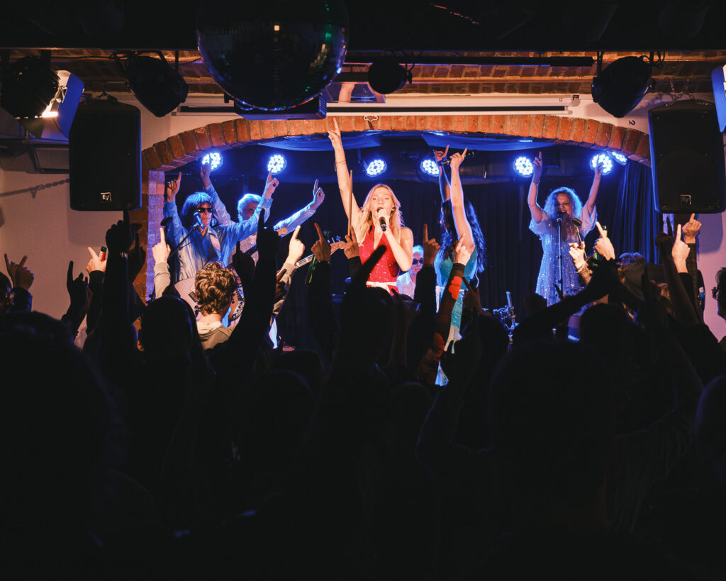 Obiskovalci so uživali ob brezčasnih uspešnicah skupine Abba.