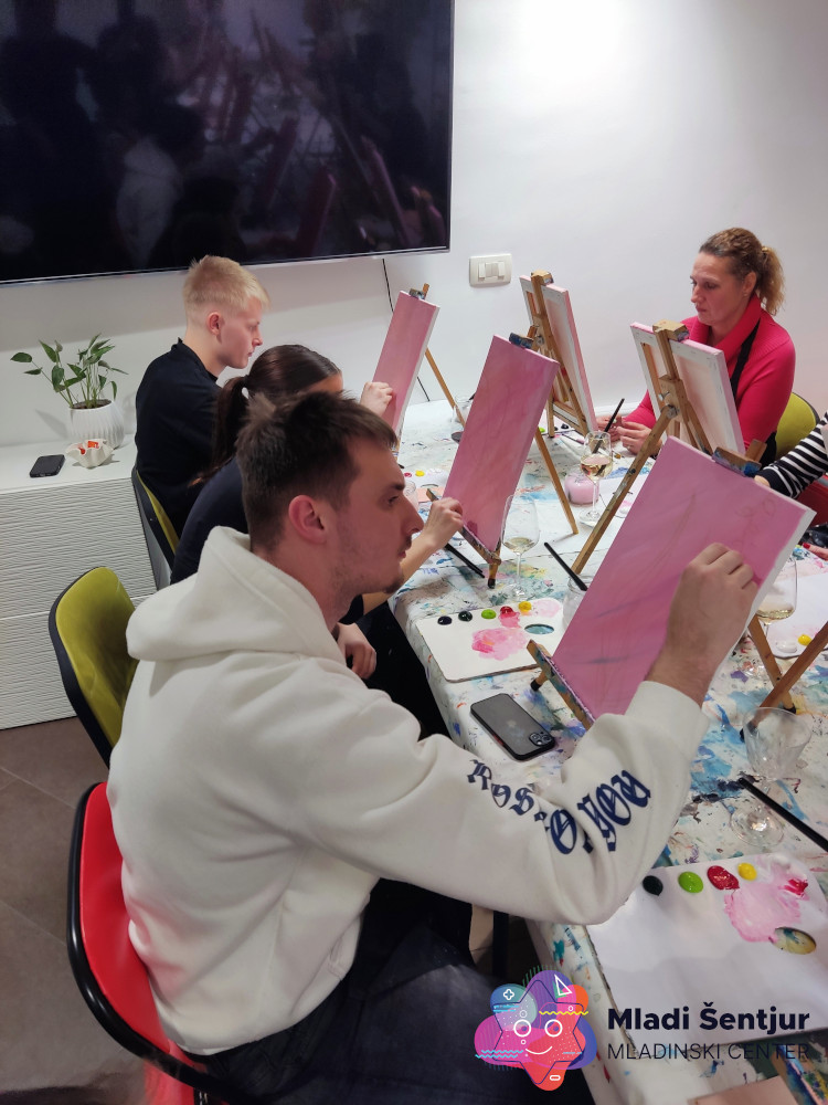 Mladi Šentjur rišejo motive na platno.