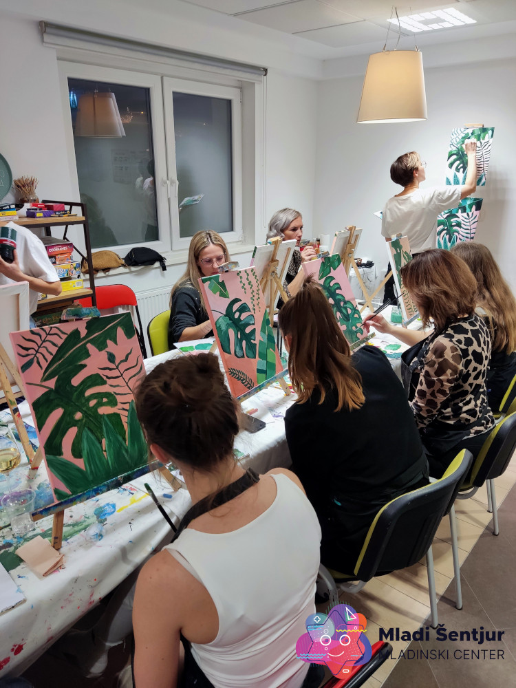 Mladi Šentjur dodajajo osebne note svojim slikam.