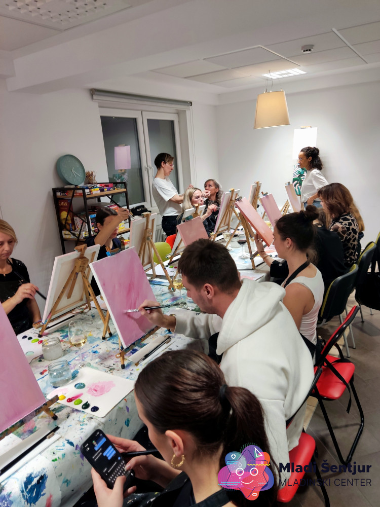 Mladi Sentjur sproščeno ustvarjajo in nanašajo osnovne barve na platno.