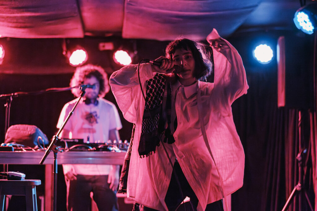 Energični nastop Sahareye ob glasbeni podpori DJ-ja Sunnysuna