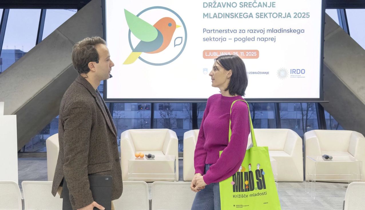 moški in ženska med pogovorom