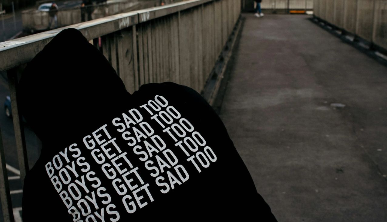 moški v puloverju z napisom